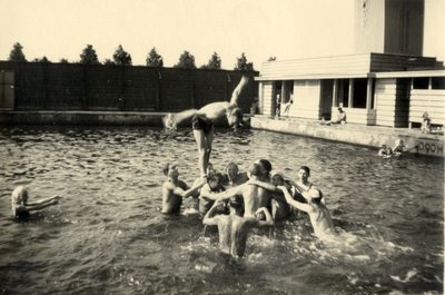 825394 Afbeelding van een groep personen in één van de zwembaden van de Zweminrichting De Liesbosch (Utrechtsestraatweg ...